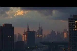 《玻璃温室》口碑对照封面，玻璃顶棚透下条状光影