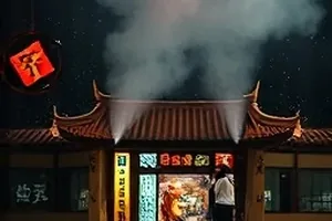 《雾岭来信》拆解稿封面，信封与手写批注铺在灰白桌面上