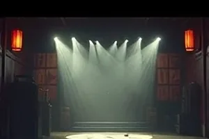 《雨夜出租车》线索表封面，雨滴打在车窗上形成斜纹