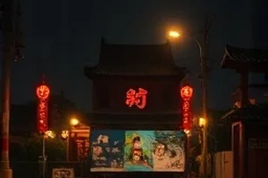《候鸟旅馆》时间线还原封面，旅馆窗格与迁徙路线手绘